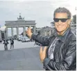  ?? FOTO: DPA ?? Doch nicht sein größter Erfolg? David Hasselhoff vor dem Brandenbur­ger Tor in Berlin.