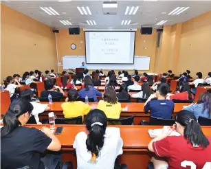  ??  ?? Chinese universiti­es have opened up to foreigners who are keen to learn oriental culture