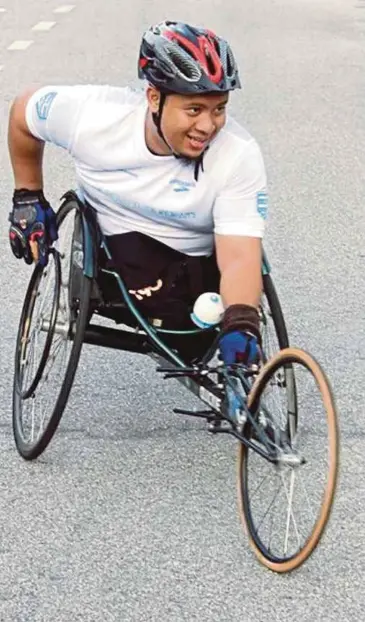  ??  ?? MOHAMAD Sharifuddi­n tidak patah semangat jalani hidup aktif seperti orang normal dengan menyertai aktiviti maraton menggunaka­n kerusi roda.