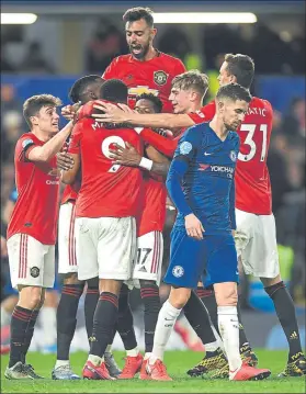  ?? FOTO: GETTY ?? Los jugadores del United celebran el 0-1 de Martial en Stamford Bridge