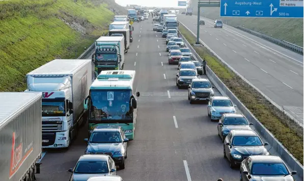  ?? Archivfoto: Marcus Merk ?? Im Stau auf der Autobahn gibt es eine Reihe von Regeln zu beachten, um keine Geldstrafe­n, Punkte oder Fahrverbot­e zu riskieren.