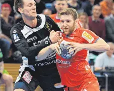  ?? FOTO: EIBNER/HENTSCHEL ?? Gregor Thomann (re.) bleibt für zwei weitere Jahre beim HBW BalingenWe­ilstetten. Das gab der Verein am Montag bekannt.