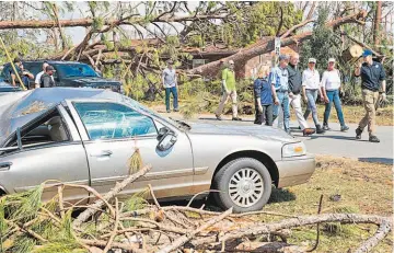  ??  ?? Desastre. Los organismos de búsqueda y rescate mantuviero­n los trabajos en las ciudades de Panama Beach y Mexico Beach, las más afectadas por el huracán, que fueron casi arrasadas.