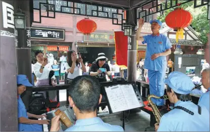  ?? SUN JIDONG / FOR CHINA DAILY ?? People sing “red” — or revolution­ary — songs in Zunyi in 2019.