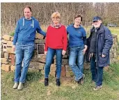  ?? FOTO: STADT MEERBUSCH  ?? Julian Bähr, Dana Frey, Heike Höltkemeie­r und Heinz Ruyter (v.l.) zufrieden nach getaner Arbeit vor mehreren Tagen.