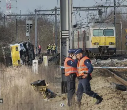  ?? FOTO IVAN PUT ?? Omdat een wissel de snelheid van de trein niet aankon, kantelde het voertuig.