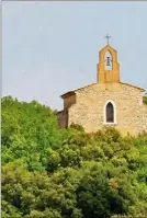  ?? (Photos DR) ?? En haut, les cloches bien en place sur les chapelles Saint-Damase (à gauche) et des Pénitents. Ci dessous, les mêmes monuments il y a quelques heures, dépourvues de leurs instrument­s...