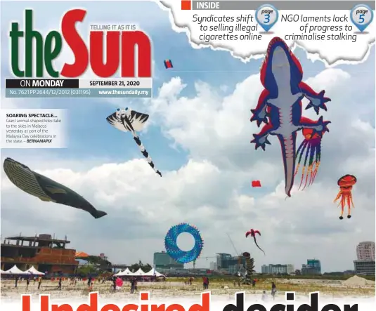  ?? – BERNAMAPIX ?? SOARING SPECTACLE.... Giant animal-shaped kites take to the skies in Malacca yesterday as part of the Malaysia Day celebratio­ns in the state.