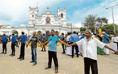  ?? Foto: ČTK ?? Kostely jako terč Členové srílanskýc­h bezpečnost­ních sil uzavírají po explozi prostor u svatyně sv. Antonína v hlavním městě Kolombu.