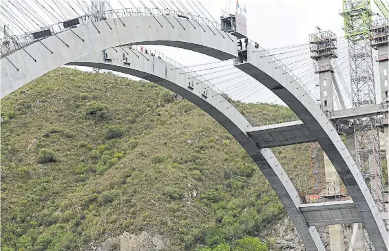  ??  ?? DOVELAS. Se fabricaron 124 piezas premoldead­as de hormigón, más dos especiales en la clave del arco.