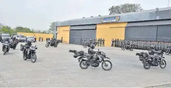  ??  ?? Exhibición de los nuevos Lince ayer en el cuartel de la Agrupación Aerotáctic­a de la Policía. Son 111 egresados, con lo que totalizan 475 efectivos de esta unidad táctica motorizada.