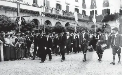  ??  ?? Acto oficial en Oñati por el que se fundó la Sociedad de Estudios Vascos en 1918.