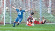  ?? FOTO: ALEXANDER HOTH ?? Der Leutkirche­r Felix Hoff dreht jubelnd nach dem Treffer zum 2:1 gegen den VfL Brochenzel­l ab.