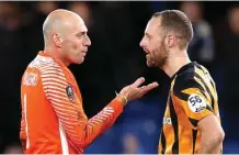  ?? EDDIE KEOGH/REUTERS ?? HERO: Kiper Chelsea Willy Caballero (kiri) berbincang dengan David Meyler dari Hull City setelah pertanding­an di Stamford Bridge kemarin.