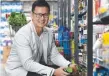  ??  ?? TROLLEY TIPS: Sam Lee has advice for grocery shoppers.