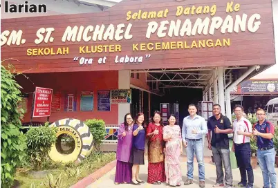  ??  ?? ISAAC Chua (empat dari kanan) dan Jennifer Asing bersama ahli jawatankua­sa Larian Dana SMSM 2017 semasa pertemuan di Sekolah Menengah St. Michael, Penampang baru-baru ini.