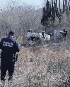  ?? FOTO: YOLANDA TENORIO ?? > El auto quedó con las llantas hacia arriba.