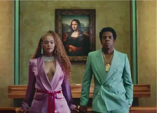  ?? FOTO BEYONCÉ/YOUTUBE ?? In de videoclip dansen Beyoncé en Jay-Z in het Louvre, met de échte Mona Lisa op de achtergron­d.