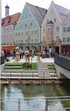  ??  ?? Mindelheim trägt das Wasser im Wappen. Mit dem Umbau im westlichen Teil der Ma ximilianst­raße ist Wasser jetzt für alle erlebbar gemacht worden.