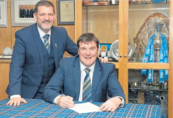  ?? Picture: PPA. ?? Chairman Steve Brown looks on as Tommy Wright puts pen to paper on a new contract keeping him at McDiarmid Park until 2022.