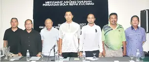  ??  ?? EXCO BAHARU: Fazzrudin (tengah) bersama Rakawi (tiga kiri) dan exco baharu KDFA bagi penggal 2017-2019 di Kuching kelmarin.