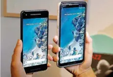  ?? FOTO: DPA ?? Die Smartphone­s „Pixel 2“und „Pixel 2 XL“im Größenverg­leich.