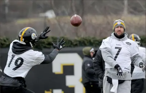  ?? Lake Fong/Post-Gazette ?? Ben Roethlisbe­rger throws to JuJu Smith-Schuster Thursday at the Steelers South Side practice facility.