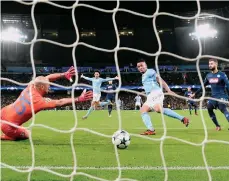  ?? /GETTY IMAGES ?? El brasileño Gabriel Jesús se adelanta y empuja para el 2-0 que enfiló la victoria del City sobre Nápoles.