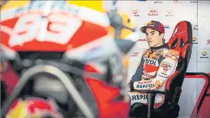  ?? FOTO: EFE ?? Marc Márquez, pensativo en el box Repsol Honda El de Cervera reconoció que pasó nervios antes de salir al FP1 en Portimao