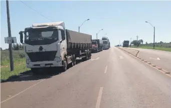  ?? ?? Libre tránsito de vehículos sobre la Ruta PY02 que cruza por el departamen­to de Caaguazú.