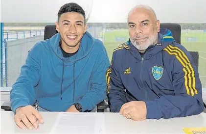  ?? PRENSA BOCA ?? Puso la firma.
Ezequiel Fernández sonríe en Ezeiza antes de rubricar su nuevo contrato con Boca.