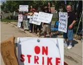  ?? TYLER LARIVIERE/SUN-TIMES ?? A group of Local 1 Bakery, Confection­ery, Tobacco Workers and Grain Millers Internatio­nal Union members strike Friday outside the Chicago Nabisco plant in Marquette Park.