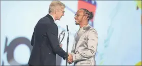  ?? FOTO: GETTY ?? Hamilton recibió su galardón de manos de Arsène Wenger, extécnico del Arsenal