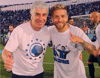  ?? ANSA ?? Gian Piero Gasperini, 59 anni, con Gomez durante i festeggiam­enti per la conquista dell’Europa