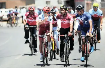  ?? ARMAND HOUGH African News Agency (ANA) ?? SOUTH African cycling star Willie Smit from Team Katusha Alpecin joins the Velokhaya Life Cycling Academy cyclists for a ride through the streets of Khayelitsh­a yesterday.