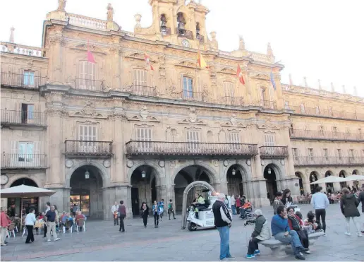  ??  ?? Beliebter Treffpunkt: In Salamanca verabredet man sich gerne unter der Uhr am Rathaus.