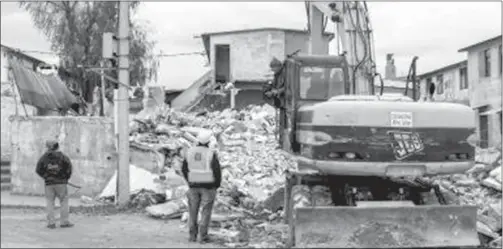  ??  ?? AL PISO. Siguen derrumband­o casas en la Unidad Misiones, más conocida como “Los Palomares de Casavalle”.