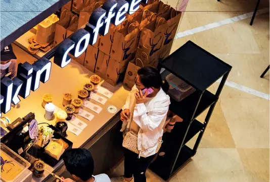  ?? (Photo by VCG) ?? Customers in a Luckin Coffee store, Shanghai, August 30, 2021