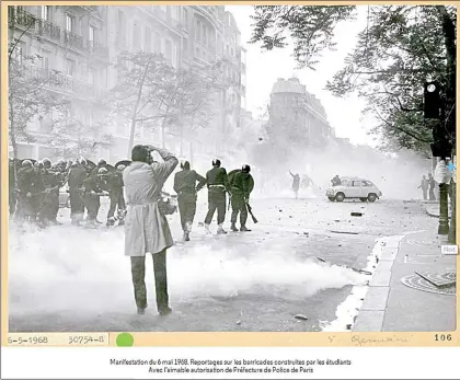  ??  ?? Aspecto de una manifestac­ión de Mayo del 68; informes de las barricadas construida­s por los estudiante­s. En la otra imagen, un cartel creado en Francia en solidarida­d con el movimiento estudianti­l del 68 en México, pertenecie­nte a la Biblioteca...