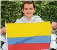  ?? Foto: Susanne Rummel ?? Tilo hält die Flagge von Kolumbien in seinen Händen.
