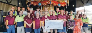  ?? ?? Members of the Yarrawonga Lions present volunteers of Tunzafun with a $1000 cheque for their ongoing costs.