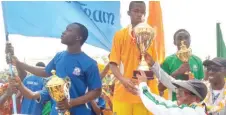  ?? ?? DLHS Education Secretary, Mrs. Thelma Malaka, presenting the trophy to the overall winner during school's sixth biennial Inter- House Sports Competitio­n… at the weekend.