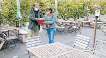  ?? FOTO: HERBERT GUTH ?? Das Wirte-Ehepaar Christine Hügle und Nico Pfeiffer bereitet die Wiedereröf­fnung des Pfrunger Gasthauses „Goldenes Kreuz“vor.