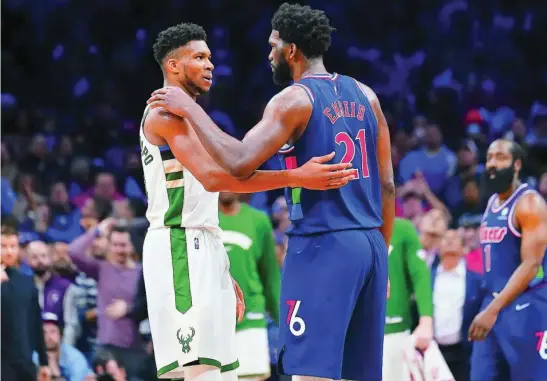  ?? EFE ?? Anteto, MVP de las pasadas Finales, saluda a Embiid, máximo anotador de la NBA