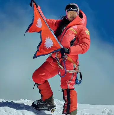  ??  ?? Eroica Pasang Lhamu Sherpa Akita è stata la prima la prima nepalese a scalare il K2