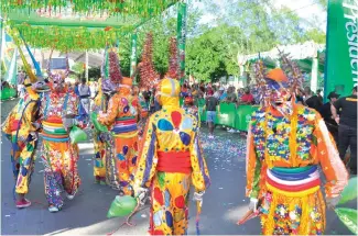  ?? ABEL UREÑA ?? Miles de personas disfrutaro­n el primer domingo de carnaval en Santiago.