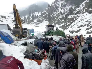  ?? APP ?? Workers busy in a rescue operation after the avalanche hit Chitral’s Lowari Tunnel on Sunday. —