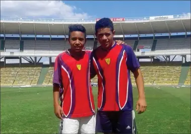  ?? ?? HERMANOS JUNTOS. Damián y Miguel, de adolescent­es, con la camiseta de Ferroviari­o de barrio San Jorge.