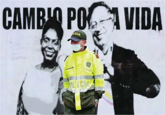  ?? AP ?? Un policía colombiano hace guardia en un acto electoral del candidato izquierdis­ta Gustavo Petro en Bogotá