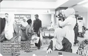  ?? — Gambar Bernama ?? MAJLIS HARI RAYA KARYAWAN: Presiden Karwayan Datuk Freddie Fernandez meraikan anak-anak yatim di Majlis Hari Raya Aidilfitri Karyawan baru-baru ini.